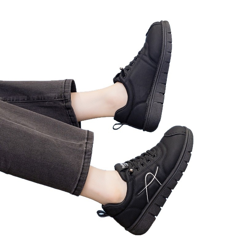 Női platform cipők szintetikus bőrből, fűzővel, alacsony sarok 1–3 cm, gumitalp.