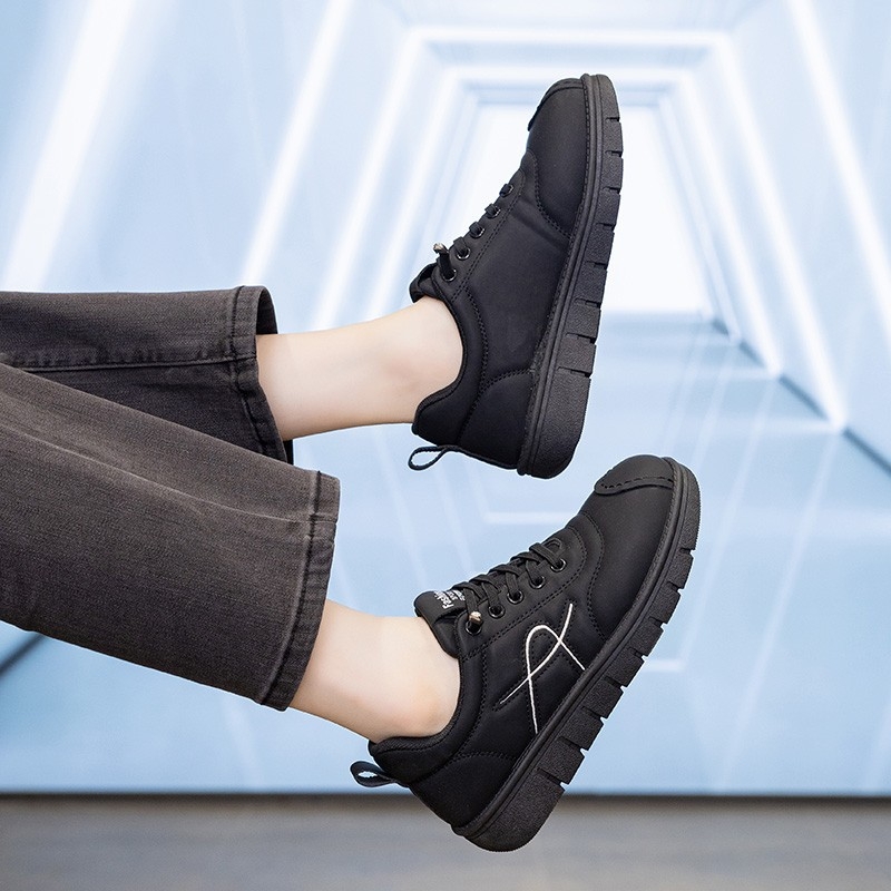 Női platform cipők szintetikus bőrből, fűzővel, alacsony sarok 1–3 cm, gumitalp.