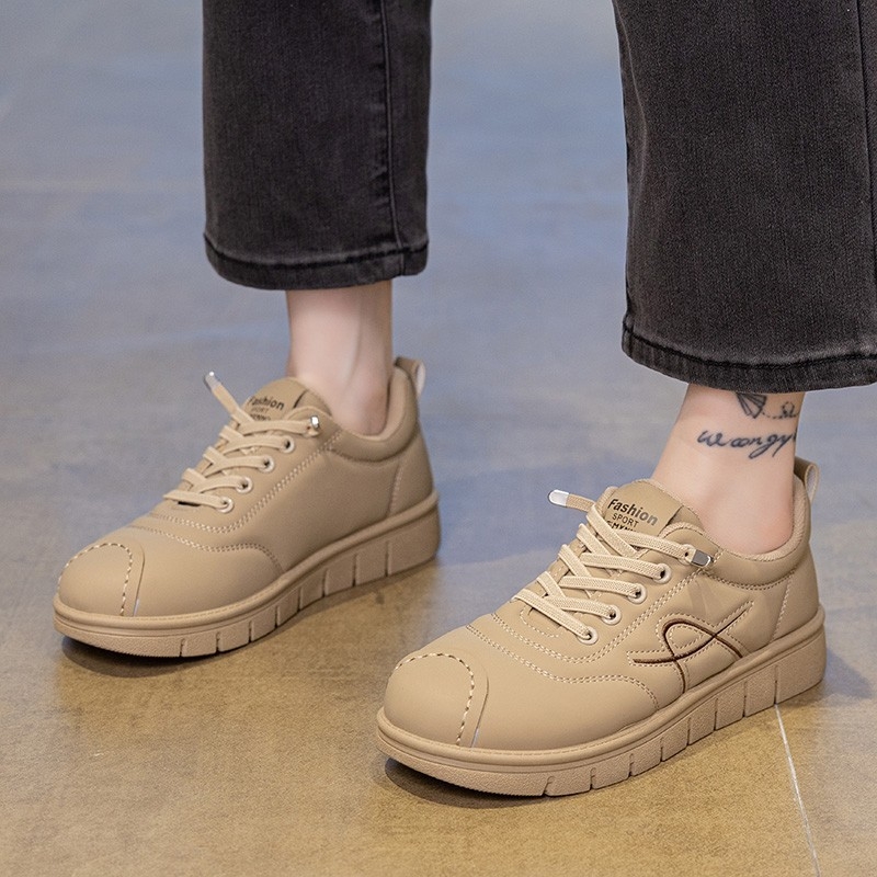 Női platform cipők szintetikus bőrből, fűzővel, alacsony sarok 1–3 cm, gumitalp.