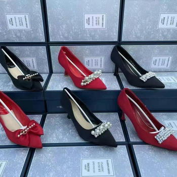 Női magassarkú cipő, hegyes orr, középmagas sarok 3-5 cm, PU felsőrész, gumírozott talp, egyvonalú csattal záródó