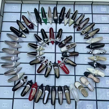 Női magassarkú cipő, hegyes orr, középmagas sarok 3-5 cm, PU felsőrész, gumírozott talp, egyvonalú csattal záródó