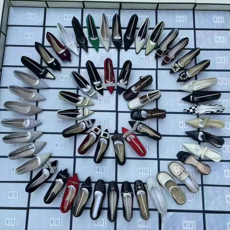 Női magassarkú cipő, hegyes orr, középmagas sarok 3-5 cm, PU felsőrész, gumírozott talp, egyvonalú csattal záródó