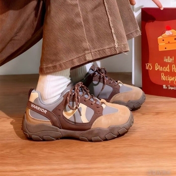 Női német katonai tornacipő vastag talppal 3–5 cm, PU felsőrész, elöl kötős zár, alacsony fazon, hálós bélés