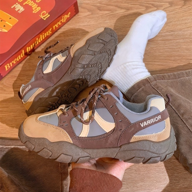 Női német katonai tornacipő vastag talppal 3–5 cm, PU felsőrész, elöl kötős zár, alacsony fazon, hálós bélés