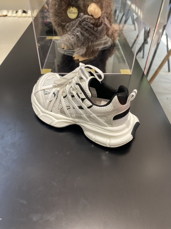 Ženske cipele tipa dad shoes – retro, prozračni gornji dio od kože i tekstila, srednja peta 3–5 cm, gumeni đon, ležerni stil
