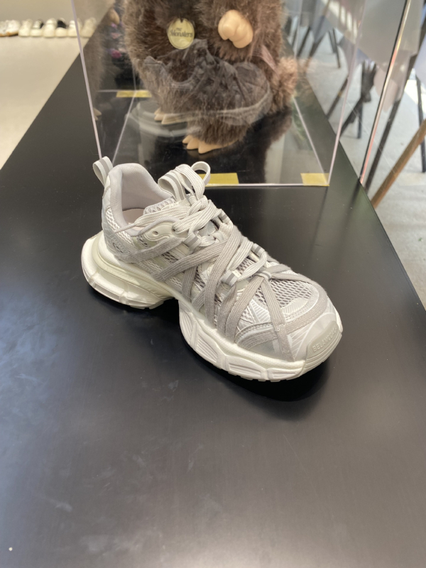 Ženske cipele tipa dad shoes – retro, prozračni gornji dio od kože i tekstila, srednja peta 3–5 cm, gumeni đon, ležerni stil