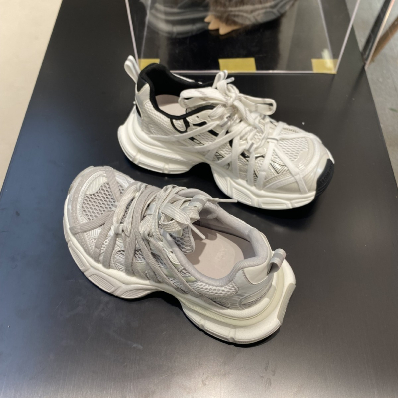 Ženske cipele tipa dad shoes – retro, prozračni gornji dio od kože i tekstila, srednja peta 3–5 cm, gumeni đon, ležerni stil