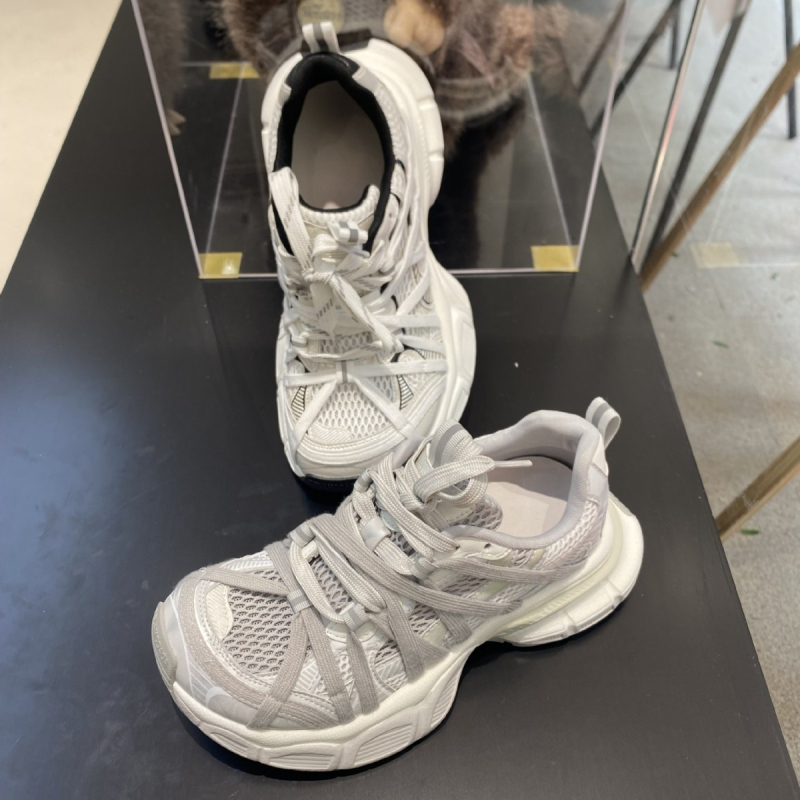 Ženske cipele tipa dad shoes – retro, prozračni gornji dio od kože i tekstila, srednja peta 3–5 cm, gumeni đon, ležerni stil