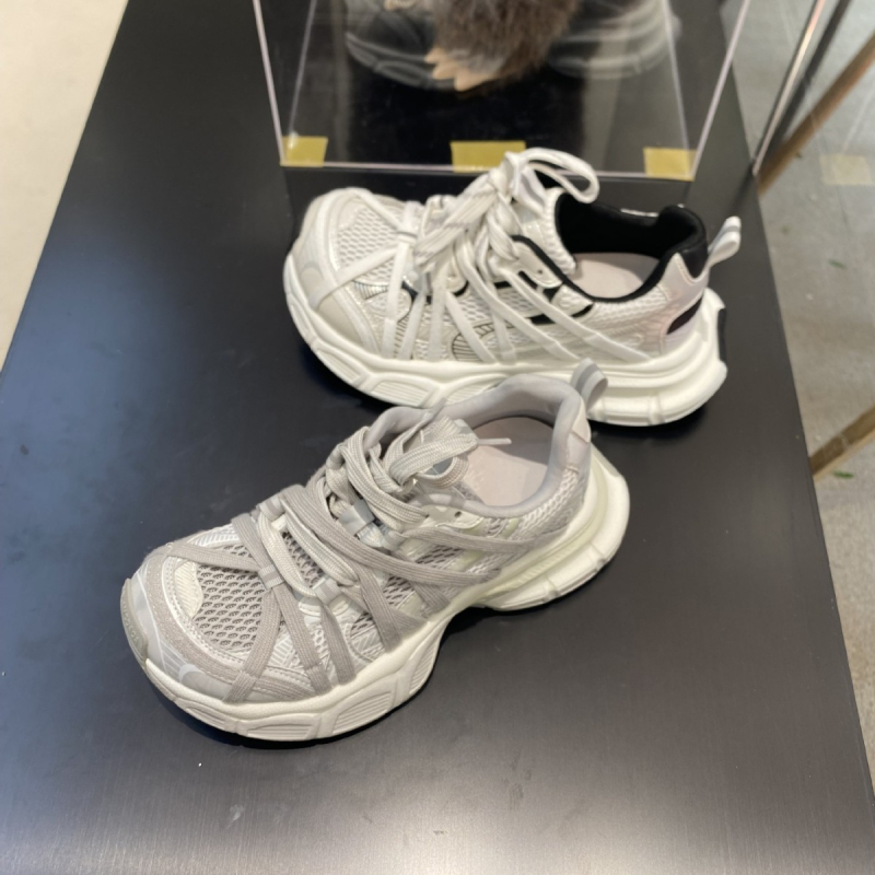 Ženske cipele tipa dad shoes – retro, prozračni gornji dio od kože i tekstila, srednja peta 3–5 cm, gumeni đon, ležerni stil