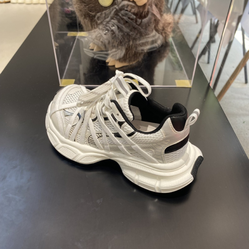Ženske cipele tipa dad shoes – retro, prozračni gornji dio od kože i tekstila, srednja peta 3–5 cm, gumeni đon, ležerni stil