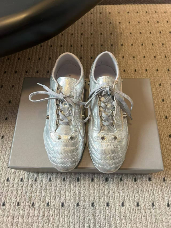 Ženske casual tenisice s ravnim podom, elastična traka, gornji dio od goveđe kože, unutarnji dio od kože, gumena potplat, niski profil