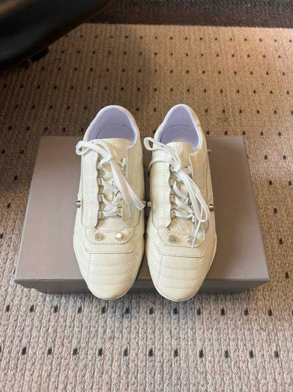 Ženske casual tenisice s ravnim podom, elastična traka, gornji dio od goveđe kože, unutarnji dio od kože, gumena potplat, niski profil