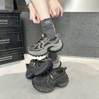 Női platformcipő vastag talppal, hálós felsőrész, magasságú szár 3–7 cm, kerek orr, előre kötőzárás, talp gumihab (Kiadás ősszel 2025)