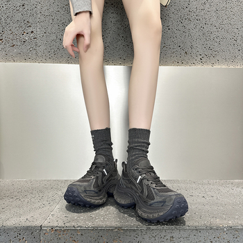 Női platformcipő vastag talppal, hálós felsőrész, magasságú szár 3–7 cm, kerek orr, előre kötőzárás, talp gumihab (Kiadás ősszel 2025)