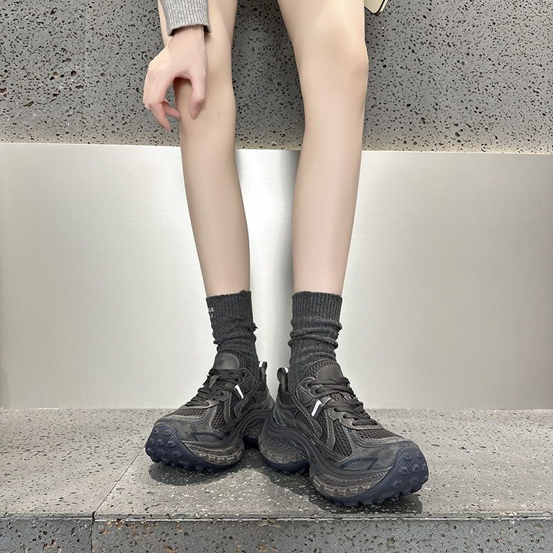 Női platformcipő vastag talppal, hálós felsőrész, magasságú szár 3–7 cm, kerek orr, előre kötőzárás, talp gumihab (Kiadás ősszel 2025)