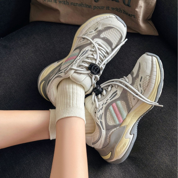 Sportos mindennapi cipő szellőző hálós felsőrésszel, slip-on kivitel, kerek orr, 3–5 cm sarokmagasság, PU talp