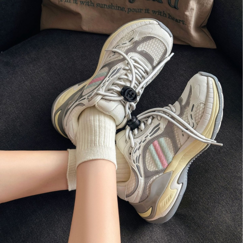 Sportos mindennapi cipő szellőző hálós felsőrésszel, slip-on kivitel, kerek orr, 3–5 cm sarokmagasság, PU talp