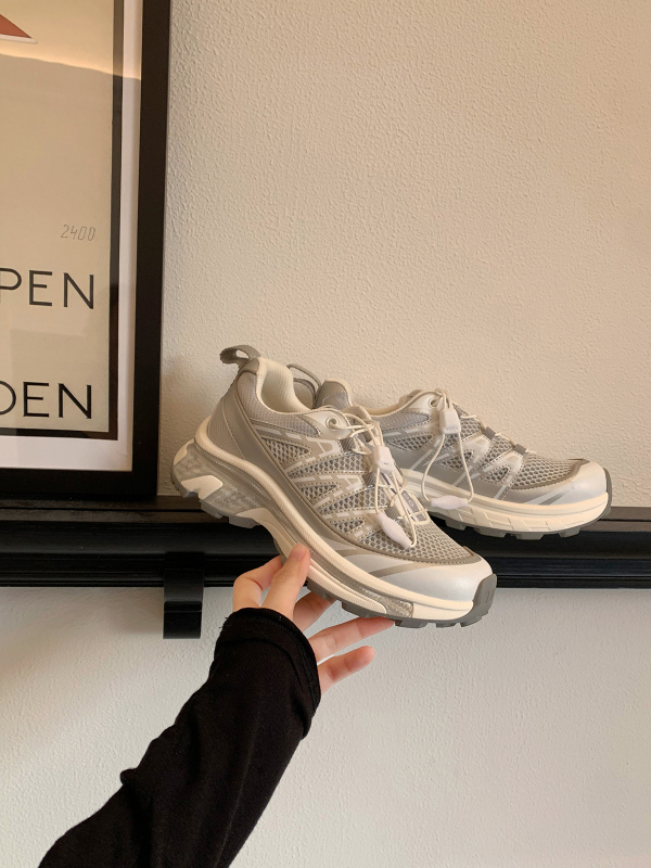 Női sportos-casual cipő vastag talppal a magasság növelésére, két réteg marhabőr felsőrész, belső természetes bőr talpbetét, gumitalp, elasztikus pántos zárás