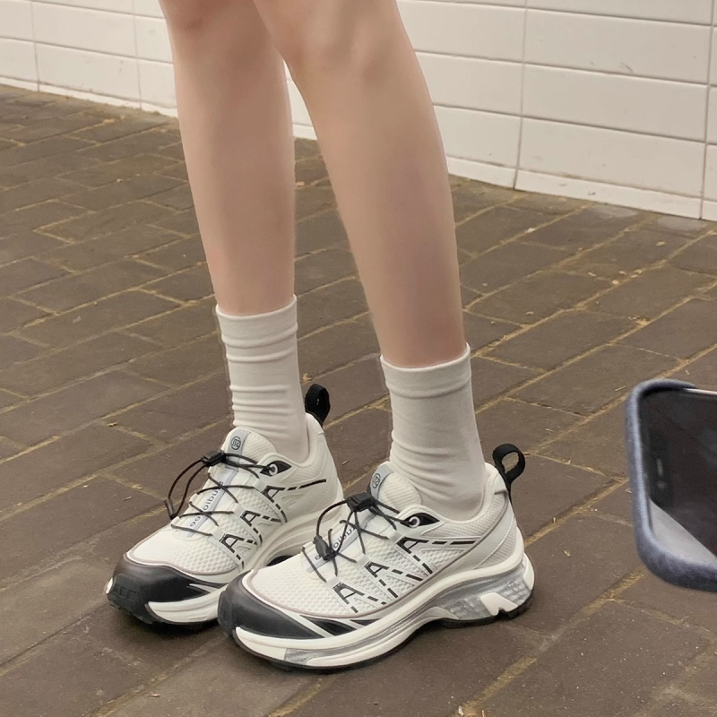 Női sportos-casual cipő vastag talppal a magasság növelésére, két réteg marhabőr felsőrész, belső természetes bőr talpbetét, gumitalp, elasztikus pántos zárás