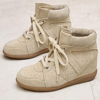 Női belső magasságot növelő cipő, magas szárú, 6–8 cm magas sarka, felsőrész nubuk bőrből, talpbetét természetes bőr