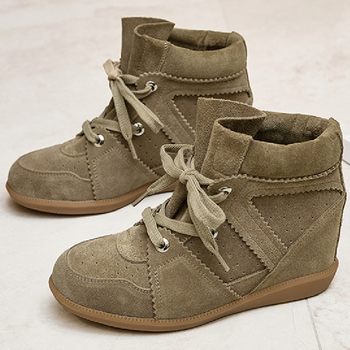 Női belső magasságot növelő cipő, magas szárú, 6–8 cm magas sarka, felsőrész nubuk bőrből, talpbetét természetes bőr