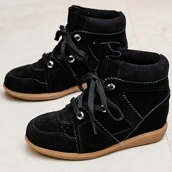 Női belső magasságot növelő cipő, magas szárú, 6–8 cm magas sarka, felsőrész nubuk bőrből, talpbetét természetes bőr