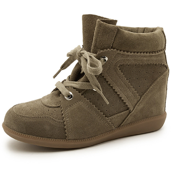 Női belső magasságot növelő cipő, magas szárú, 6–8 cm magas sarka, felsőrész nubuk bőrből, talpbetét természetes bőr