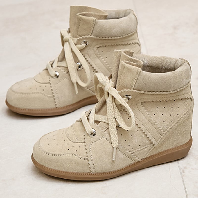 Női belső magasságot növelő cipő, magas szárú, 6–8 cm magas sarka, felsőrész nubuk bőrből, talpbetét természetes bőr