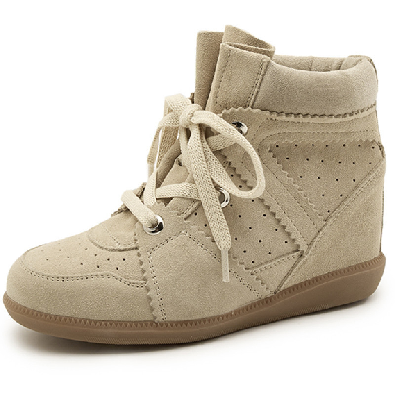 Női belső magasságot növelő cipő, magas szárú, 6–8 cm magas sarka, felsőrész nubuk bőrből, talpbetét természetes bőr