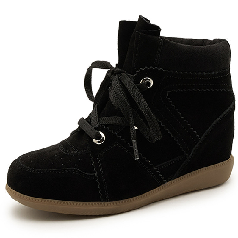 Női belső magasságot növelő cipő, magas szárú, 6–8 cm magas sarka, felsőrész nubuk bőrből, talpbetét természetes bőr