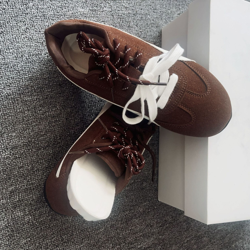 Ženske tenisice od prave kože, retro stil, mek potplat, povišena peta 3–5 cm, prednje vezanje