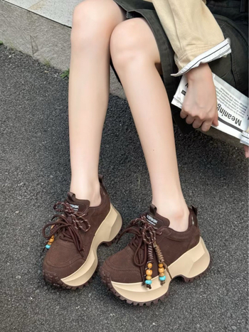 Ženske tenisice u stilu dad shoes s 6–8 cm visokom petom, gornji dio od split kože, prednje vezanje, gumeni potplat