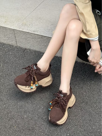 Ženske tenisice u stilu dad shoes s 6–8 cm visokom petom, gornji dio od split kože, prednje vezanje, gumeni potplat