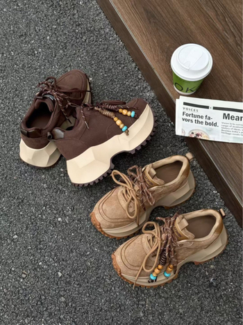 Ženske tenisice u stilu dad shoes s 6–8 cm visokom petom, gornji dio od split kože, prednje vezanje, gumeni potplat