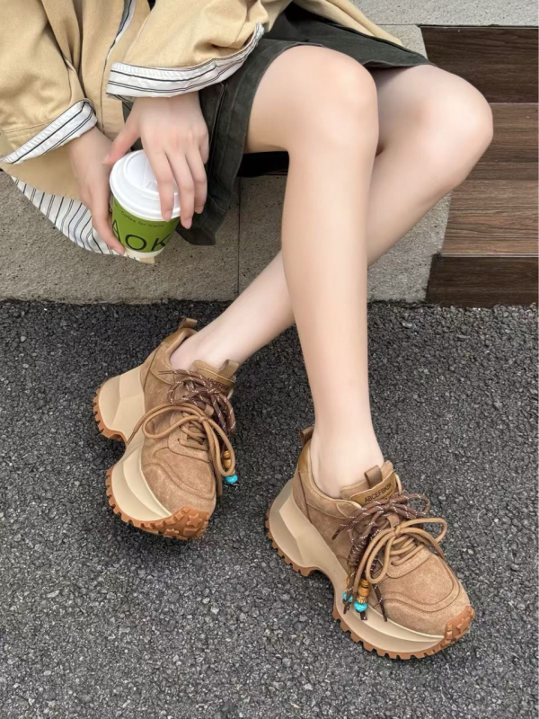 Ženske tenisice u stilu dad shoes s 6–8 cm visokom petom, gornji dio od split kože, prednje vezanje, gumeni potplat