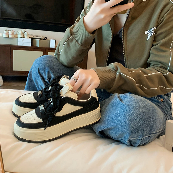 Női tornacipő tehénbőrből, kerek orrú, platformos talppal, fűzővel, juhbőr béléssel