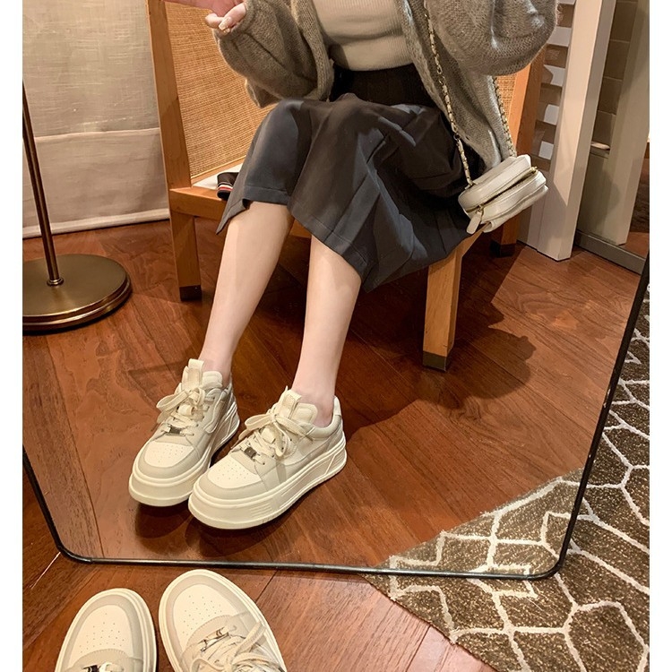 Női tornacipő tehénbőrből, kerek orrú, platformos talppal, fűzővel, juhbőr béléssel