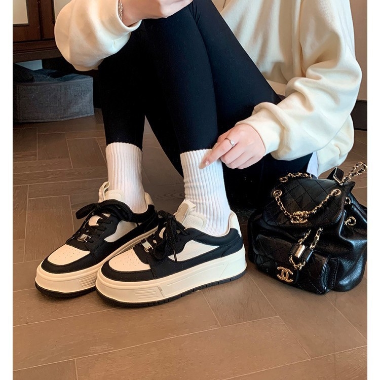 Női tornacipő tehénbőrből, kerek orrú, platformos talppal, fűzővel, juhbőr béléssel