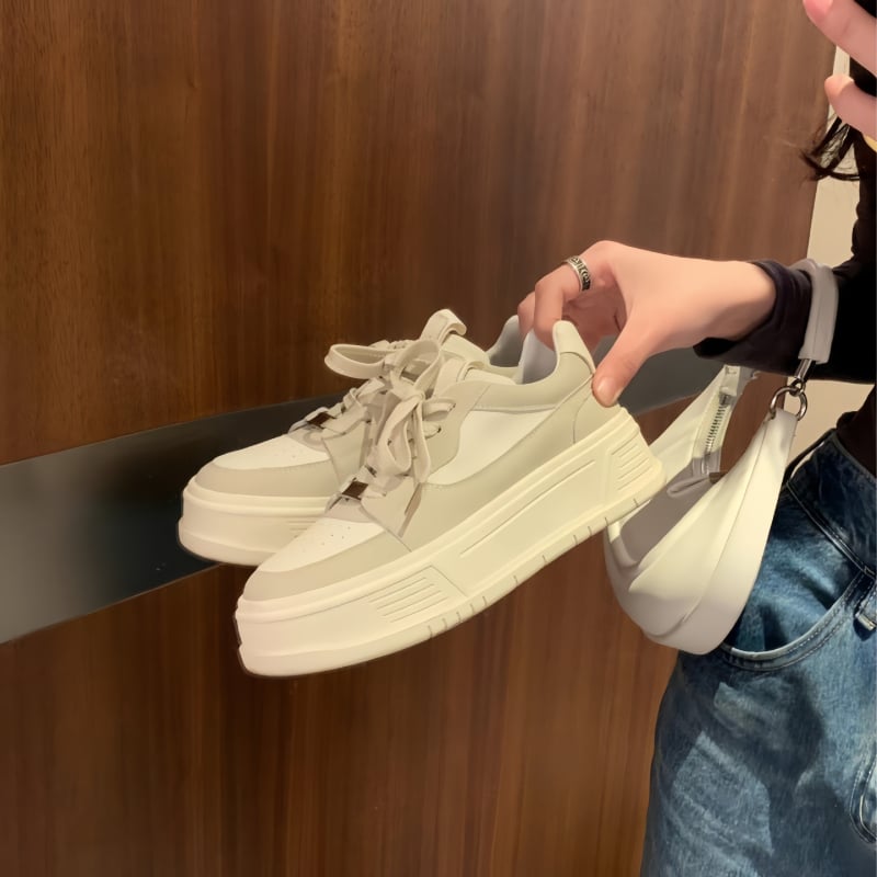 Női tornacipő tehénbőrből, kerek orrú, platformos talppal, fűzővel, juhbőr béléssel