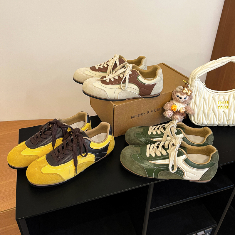 Ženske streetwear tenisice s nubuk gornjim dijelom, okrugli vrh, niski potplat 1-3 cm, kopčanje sprijeda šniranjem