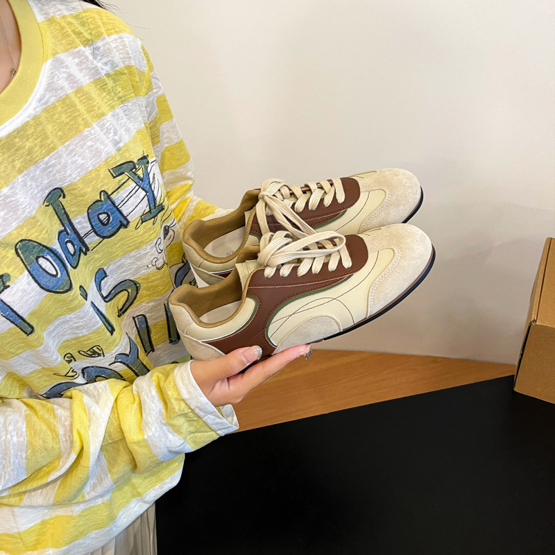 Ženske streetwear tenisice s nubuk gornjim dijelom, okrugli vrh, niski potplat 1-3 cm, kopčanje sprijeda šniranjem