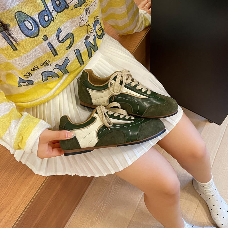 Ženske streetwear tenisice s nubuk gornjim dijelom, okrugli vrh, niski potplat 1-3 cm, kopčanje sprijeda šniranjem
