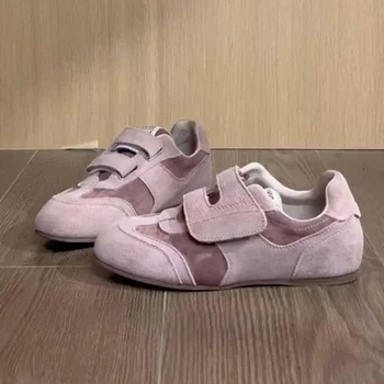 Ženske tenisice s Velcro zatvaranjem — podstava od ovčje kože, gornji dio od dvostruke kože i umjetne kože, gumeni potplat, niski pet 1–3 cm