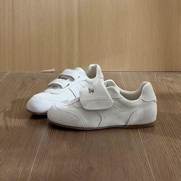 Ženske tenisice s Velcro zatvaranjem — podstava od ovčje kože, gornji dio od dvostruke kože i umjetne kože, gumeni potplat, niski pet 1–3 cm