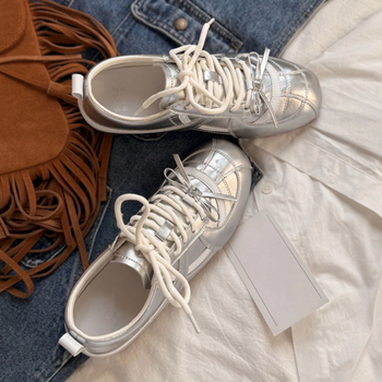 Női magasságot növelő magas szárú tornacipő, fűzővel záródó, 3–5 cm magasságnövelés, EVA talpbetét, gumitalp, felső rész kettős bőr