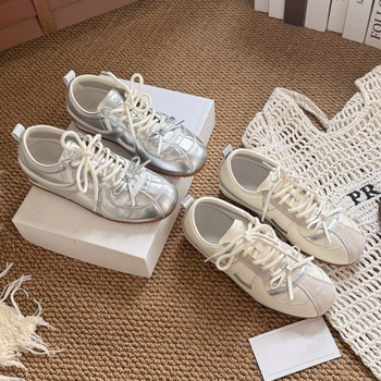 Női magasságot növelő magas szárú tornacipő, fűzővel záródó, 3–5 cm magasságnövelés, EVA talpbetét, gumitalp, felső rész kettős bőr