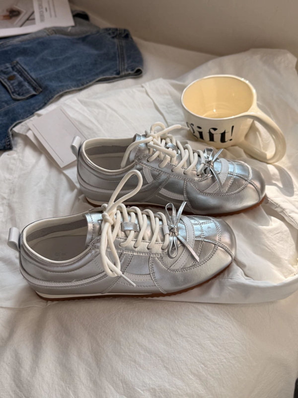 Női magasságot növelő magas szárú tornacipő, fűzővel záródó, 3–5 cm magasságnövelés, EVA talpbetét, gumitalp, felső rész kettős bőr