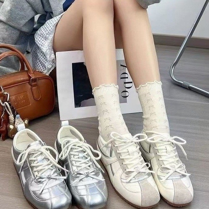 Női magasságot növelő magas szárú tornacipő, fűzővel záródó, 3–5 cm magasságnövelés, EVA talpbetét, gumitalp, felső rész kettős bőr