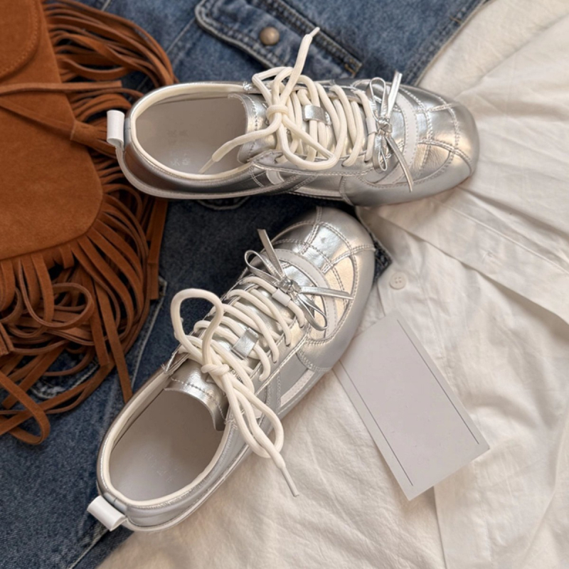 Női magasságot növelő magas szárú tornacipő, fűzővel záródó, 3–5 cm magasságnövelés, EVA talpbetét, gumitalp, felső rész kettős bőr