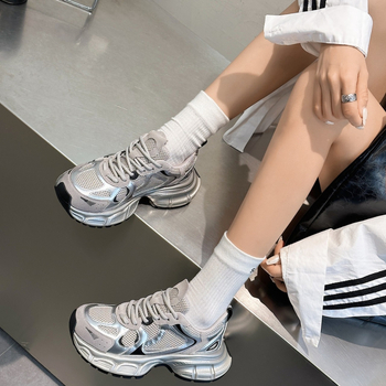 Dámske tenisky s hornou z dvorej hovädzej kože, stredná päta 3–5 cm, penová podrážka, predné šnurovanie